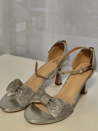 Sandalias de tacón plateadas con lazo brillante - miniatura 2