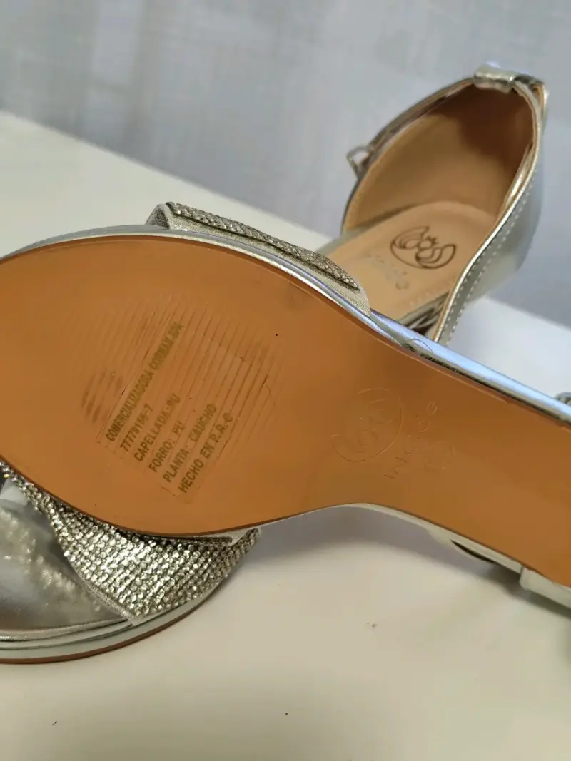 Sandalias de tacón plateadas con lazo brillante - 3