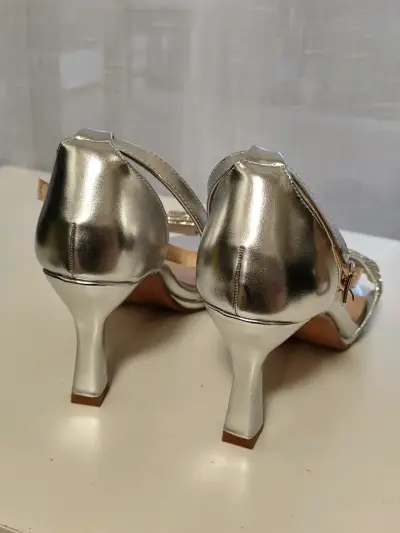 Sandalias de tacón plateadas con lazo brillante - miniatura 4