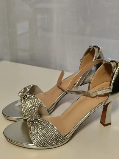 Sandalias de tacón plateadas con lazo brillante - miniatura 5