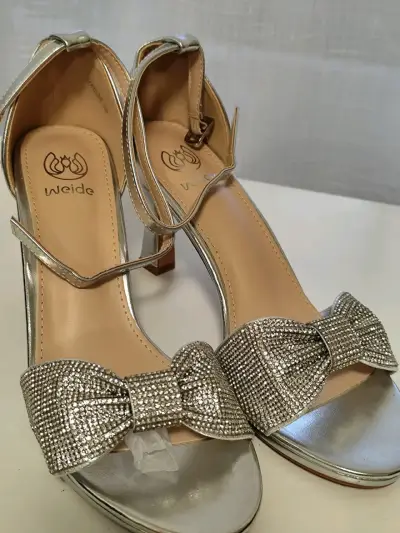 Sandalias de tacón plateadas con lazo brillante - miniatura 6