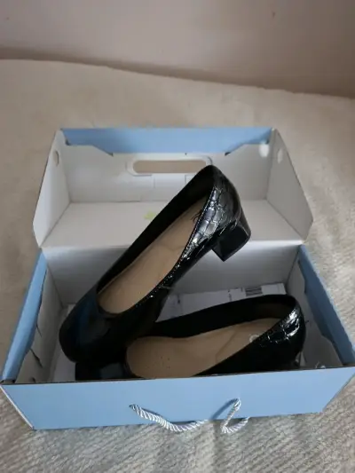 Zapatos de charol negros para mujer - miniatura 1