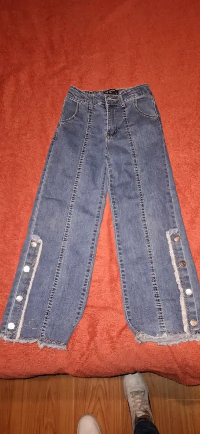Jeans acampanados de mezclilla azul desgastados - miniatura 5