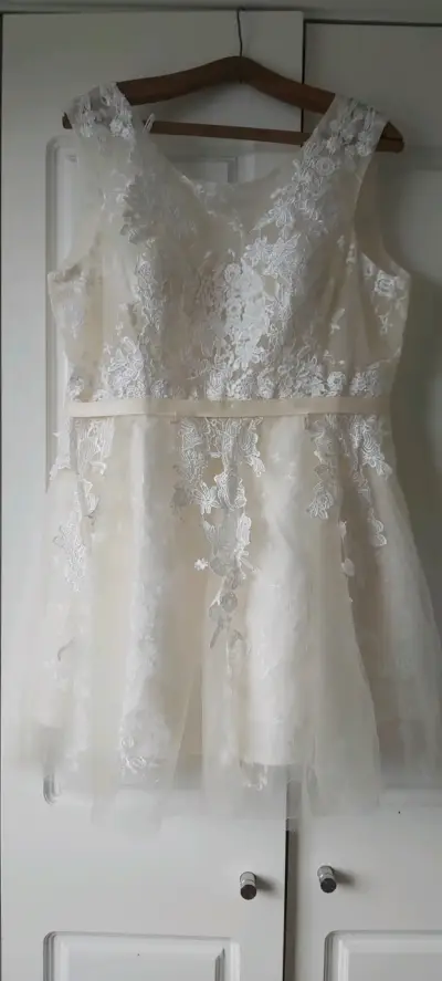Vestido de encaje color marfil elegante para mujer - miniatura 1