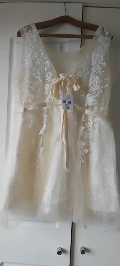 Vestido de encaje color marfil elegante para mujer - miniatura 2