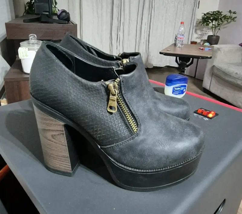 Botines de tacón alto negros con cierre dorado