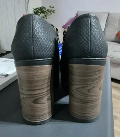 Botines de tacón alto negros con cierre dorado - miniatura 2