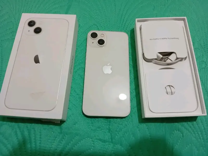 iPhone 13 blanco con caja y accesorios - 1