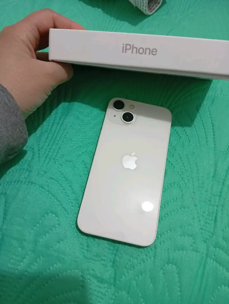 iPhone 13 blanco con caja y accesorios - 2