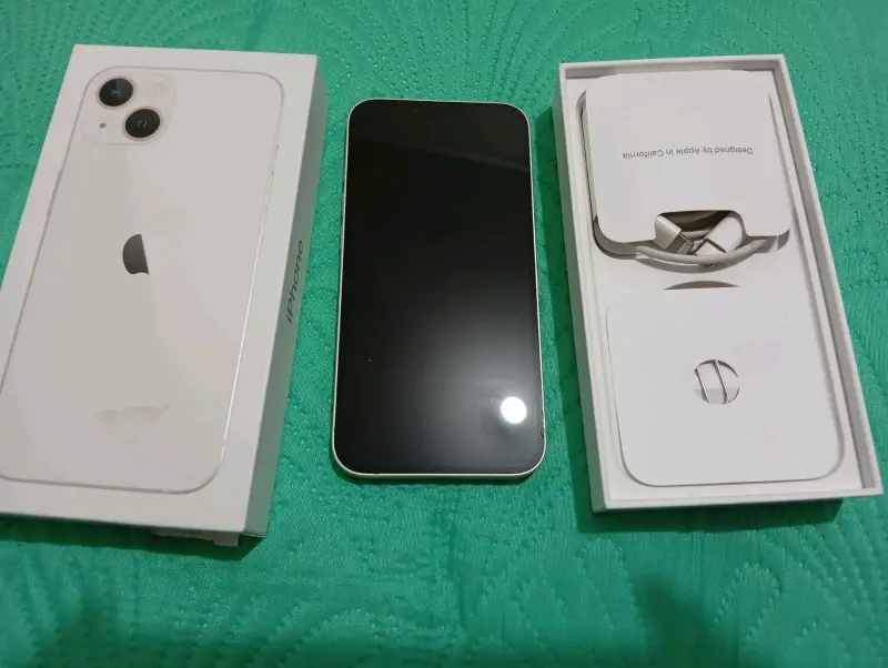 iPhone 13 blanco con caja y accesorios - 3