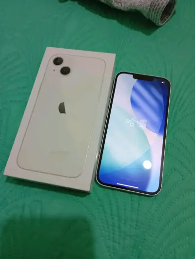 iPhone 13 blanco con caja y accesorios - miniatura 4