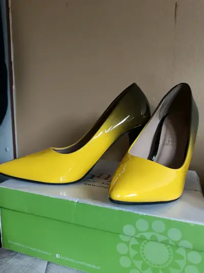 Zapatos de Tacón Amarillo y Negro para Mujer - miniatura 2