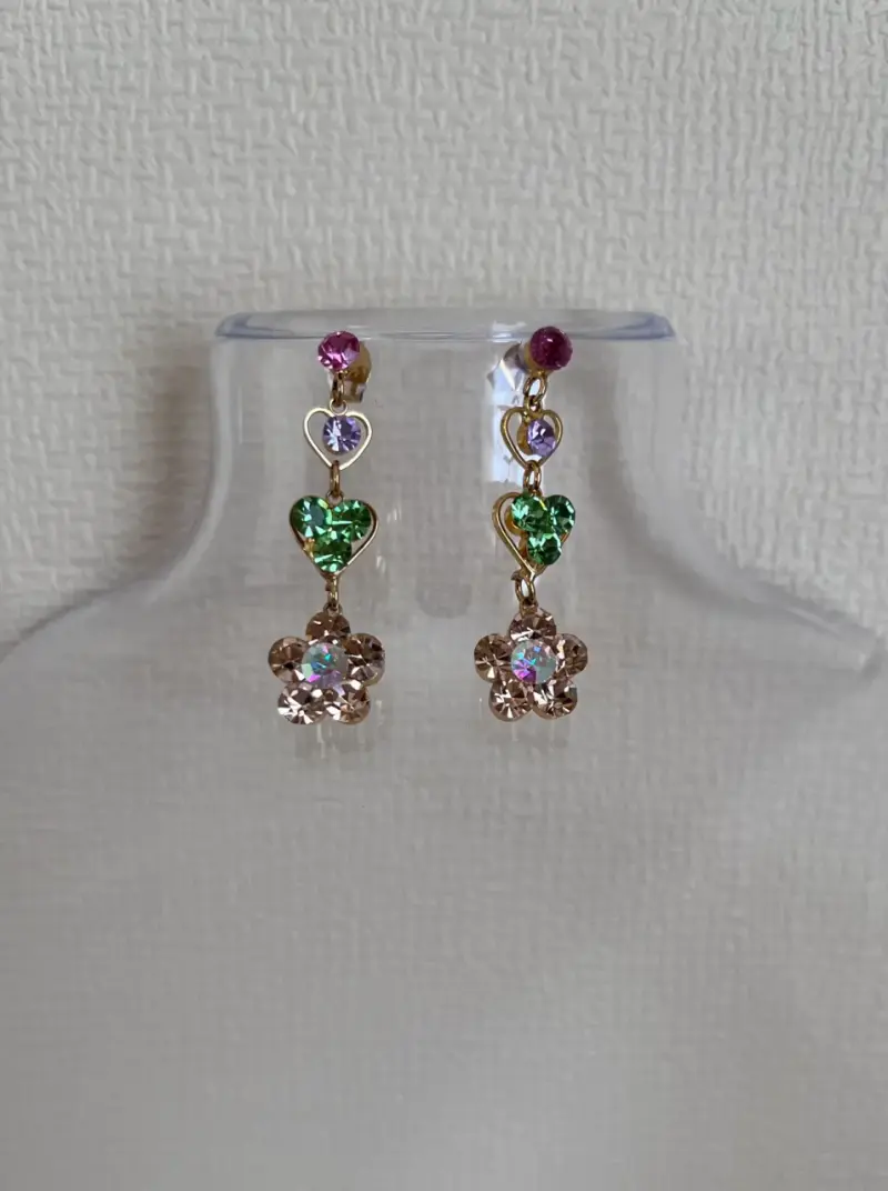 Pendientes colgantes con corazones y flores - 1