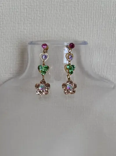 Pendientes colgantes con corazones y flores - miniatura 1