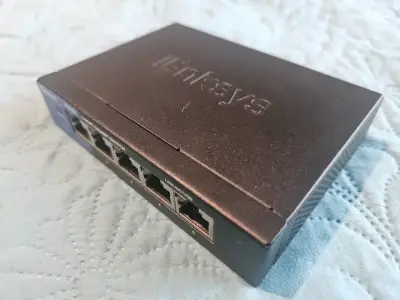 Switch Gigabit de 5 Puertos Linksys SE3005V2 - miniatura 1