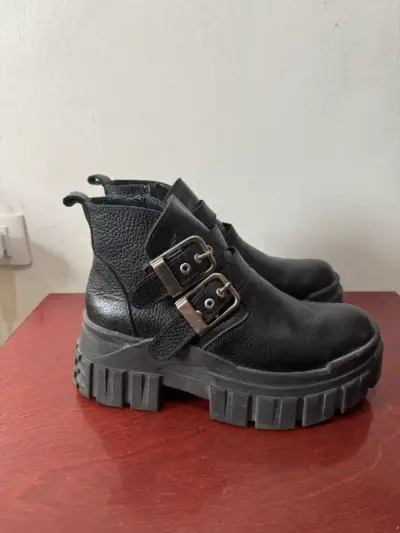 Botines negros con hebillas gruesas - miniatura 1