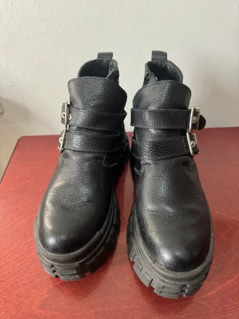 Botines negros con hebillas gruesas - 2