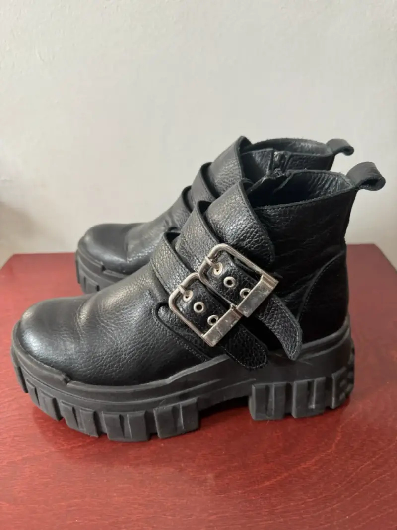 Botines negros con hebillas gruesas - 3