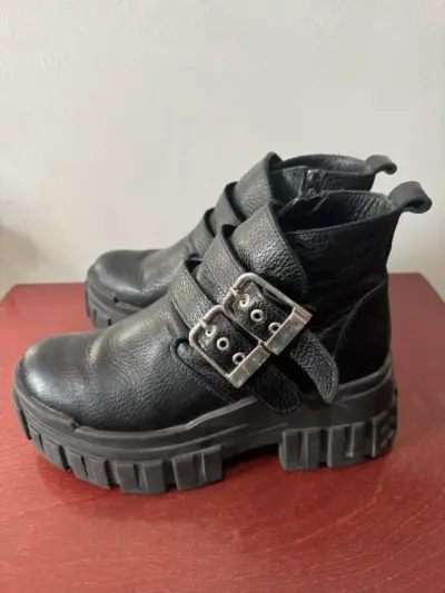 Botines negros con hebillas gruesas - miniatura 3