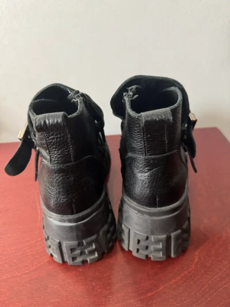 Botines negros con hebillas gruesas - 4