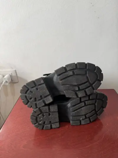 Botines negros con hebillas gruesas - miniatura 5