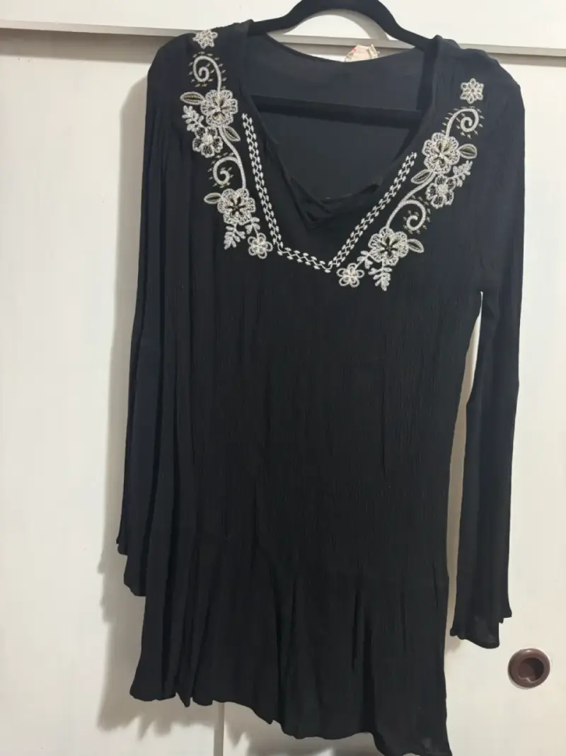 Vestido negro con bordado floral elegante - 1