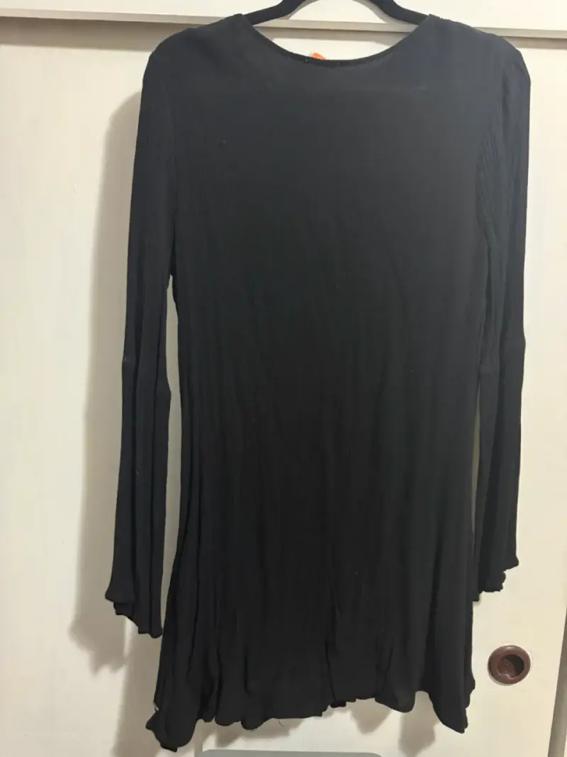 Vestido negro con bordado floral elegante - 2