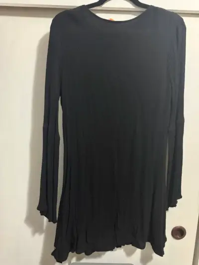 Vestido negro con bordado floral elegante - miniatura 2