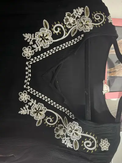 Vestido negro con bordado floral elegante - miniatura 4
