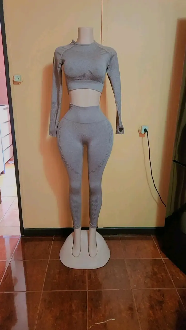 Conjunto deportivo gris para mujer - 1