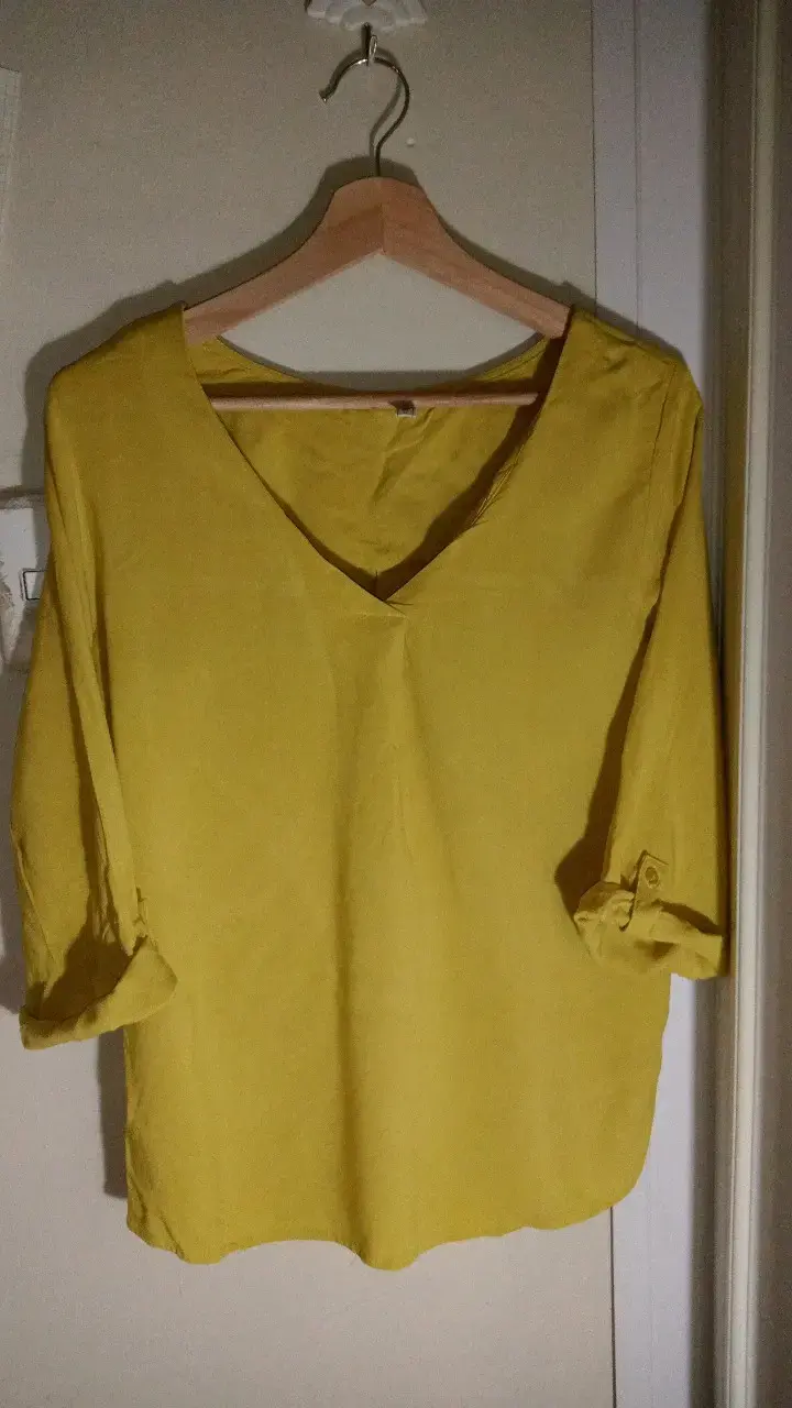 Blusa amarilla de manga larga para mujer