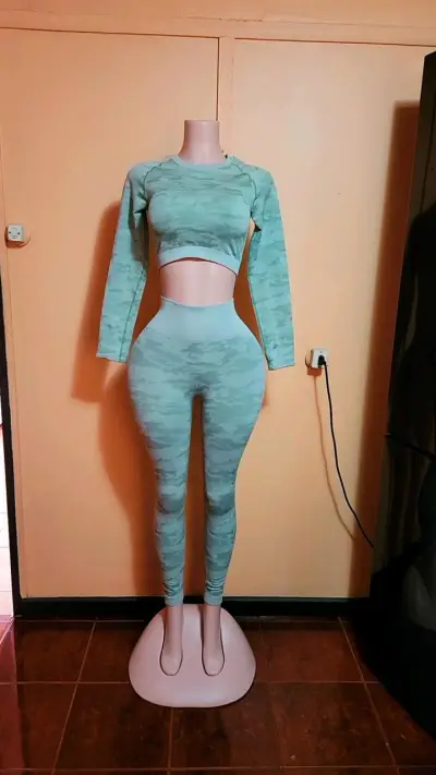 Conjunto deportivo camuflado verde para mujer - miniatura 1