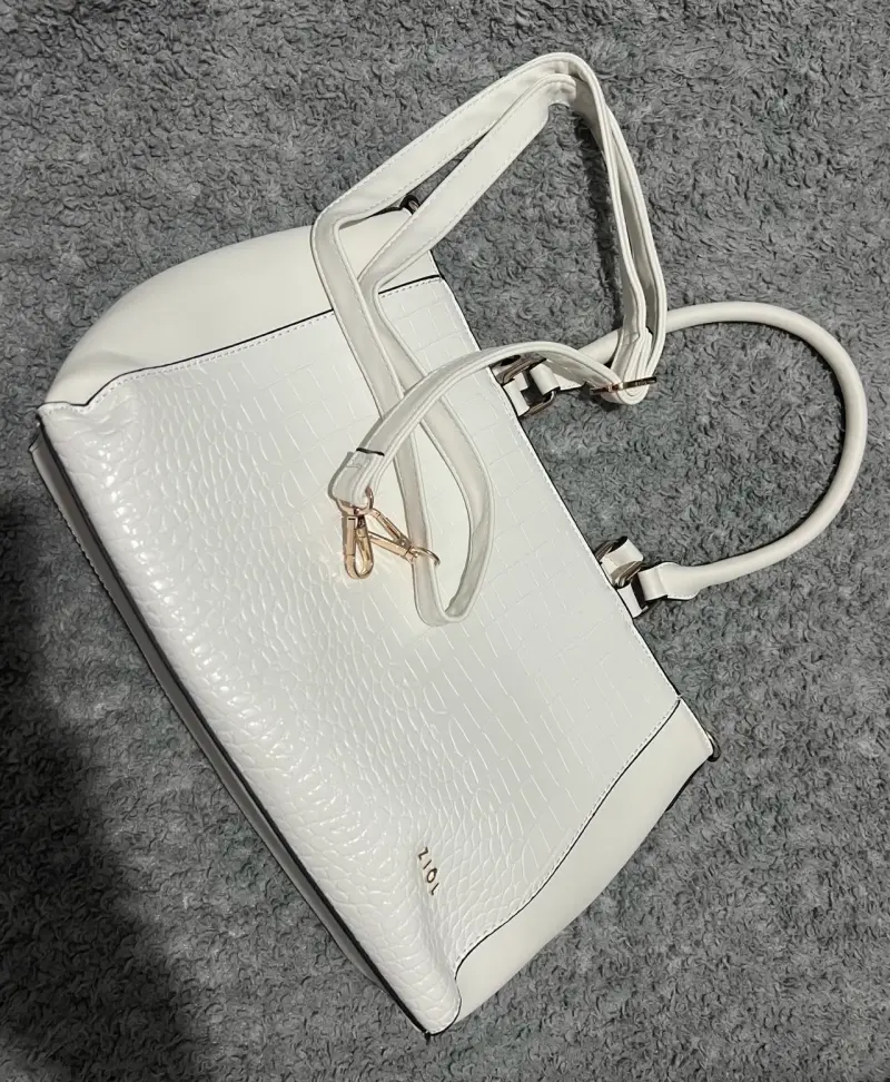 Bolso de mano blanco elegante con textura