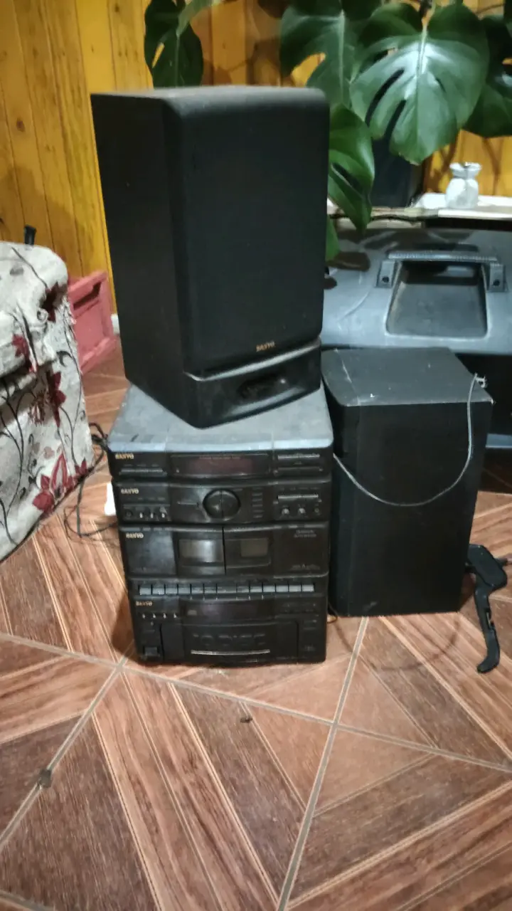 Equipo de sonido Sanyo con parlantes - 1
