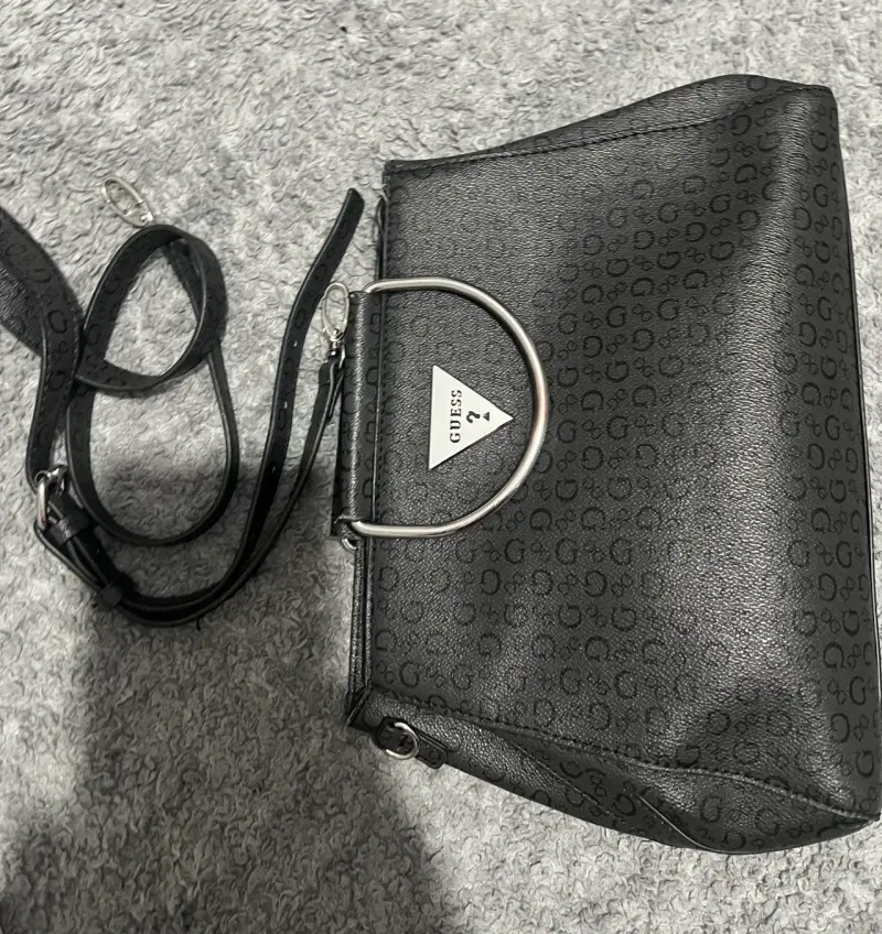 Cartera negra Guess con diseño monograma