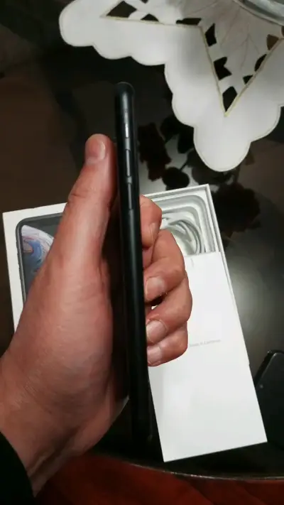 iPhone XR en buen estado con caja original - miniatura 4
