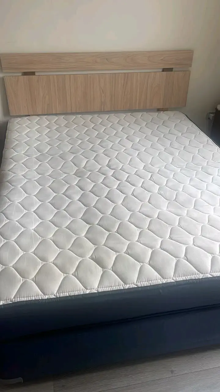 Cama matrimonial con colchón en buen estado - 2