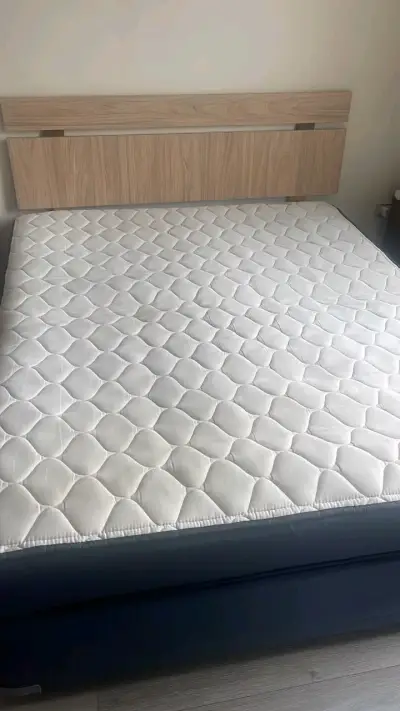 Cama matrimonial con colchón en buen estado - miniatura 2