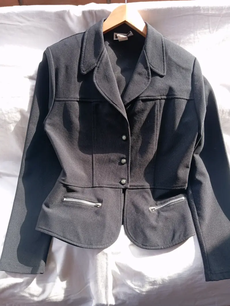 Chaqueta negra con cierre metálico - 2