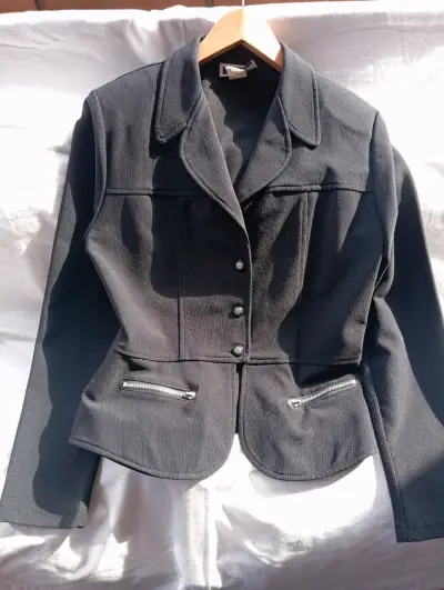 Chaqueta negra con cierre metálico - miniatura 2