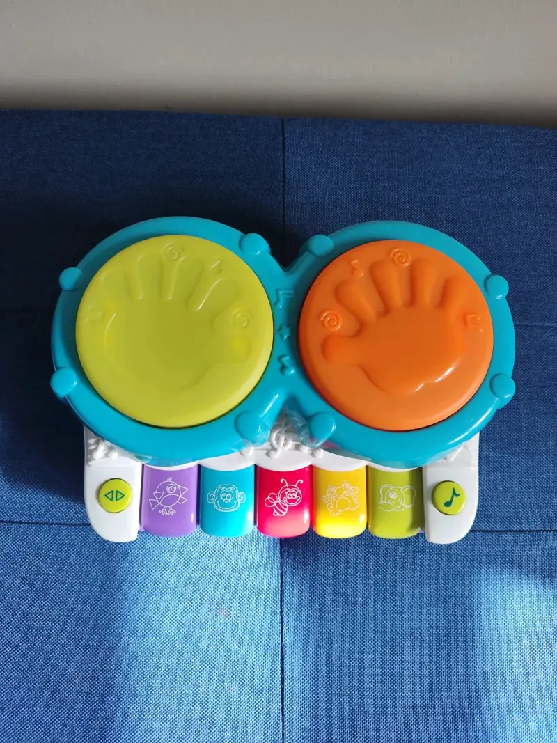 Juguete musical infantil con tambores y teclas