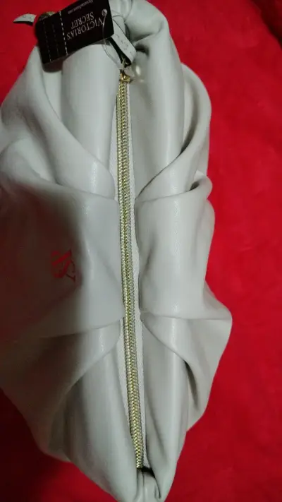 Clutch elegante de cuero Victoria's Secret - miniatura 4