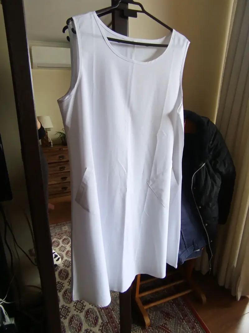 Vestido sin mangas blanco con bolsillos
