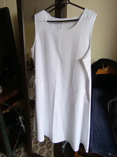 Vestido sin mangas blanco con bolsillos - miniatura 2