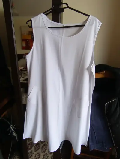 Vestido sin mangas blanco con bolsillos - miniatura 3