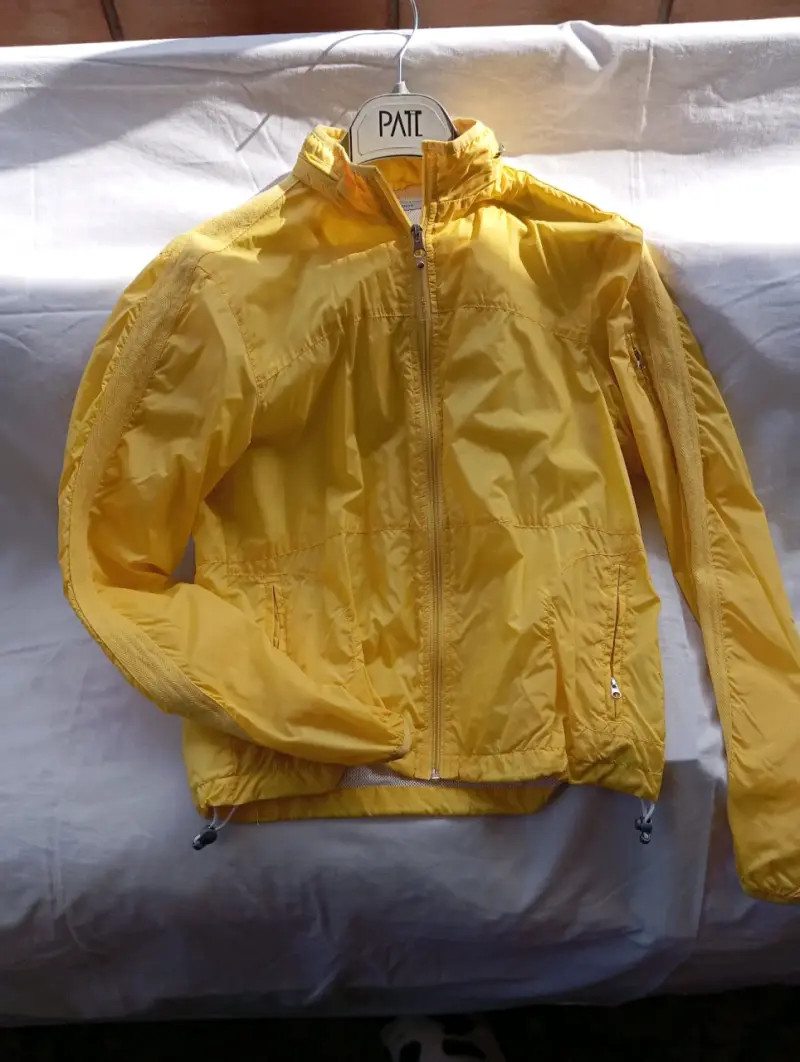 Chaqueta cortaviento amarilla para mujer