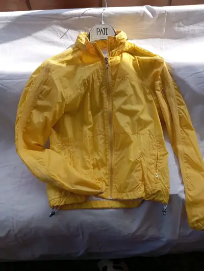 Chaqueta cortaviento amarilla para mujer - miniatura 1