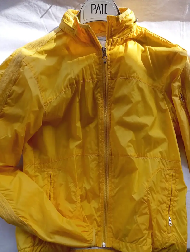 Chaqueta cortaviento amarilla para mujer - 2