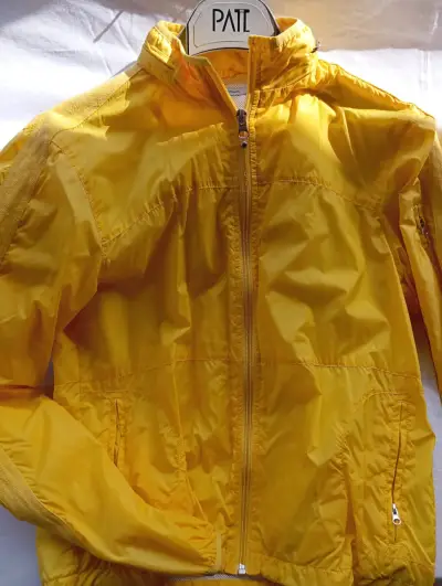 Chaqueta cortaviento amarilla para mujer - miniatura 2