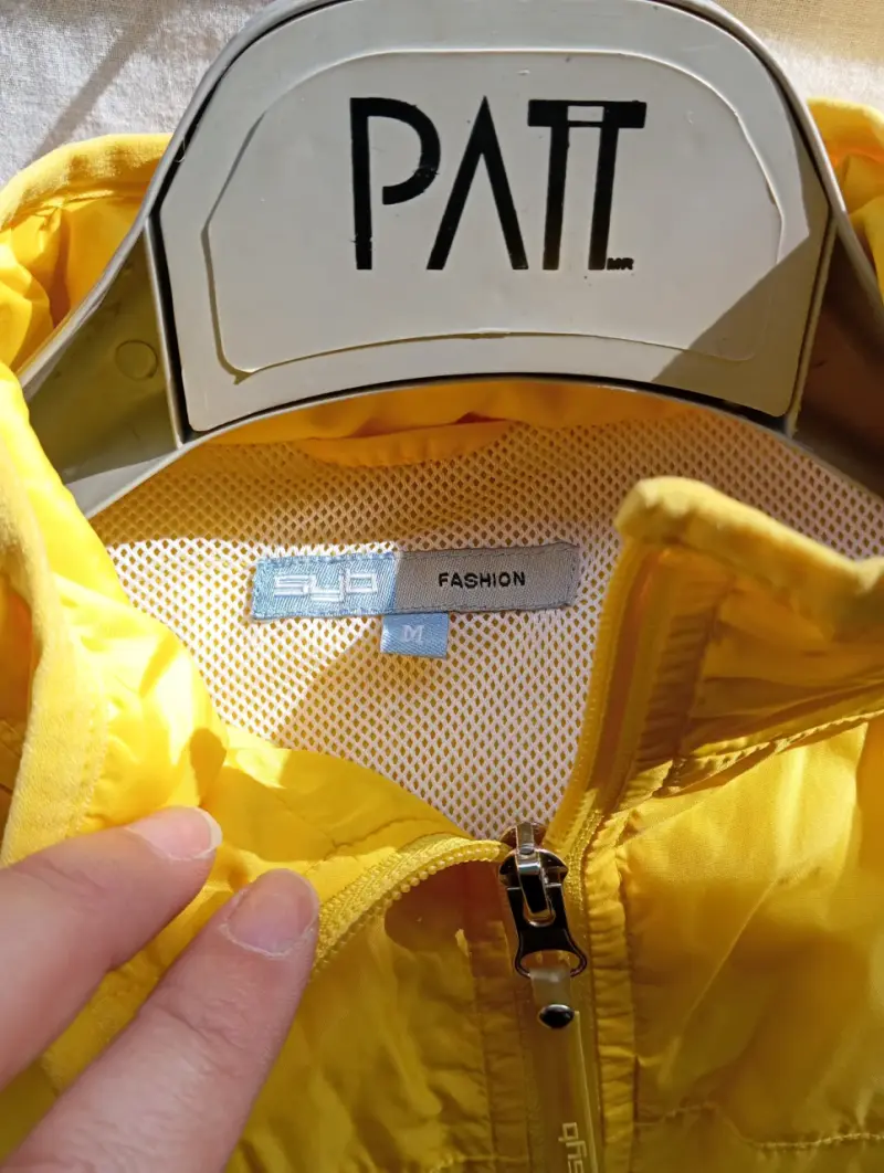 Chaqueta cortaviento amarilla para mujer - 3